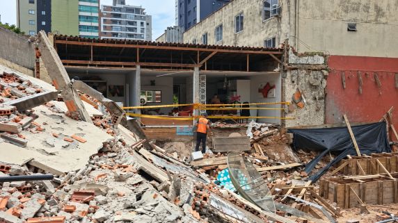 Bombeiros foram acionados após suspeita de pessoas sob os escombros; Defesa Civil e engenheiro avaliaram o local