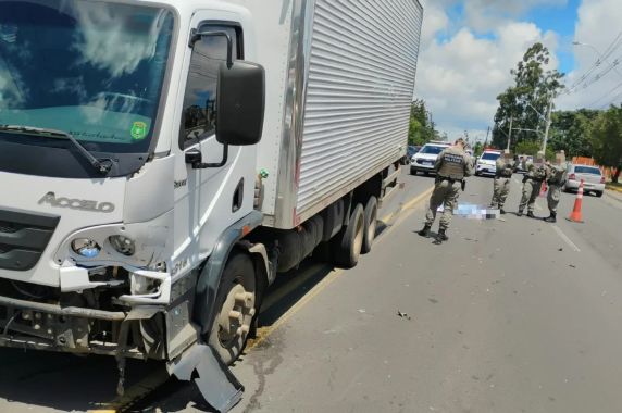 Vítima, de 20 anos, teria invadido a pista contrária e colidido contra os demais veículos