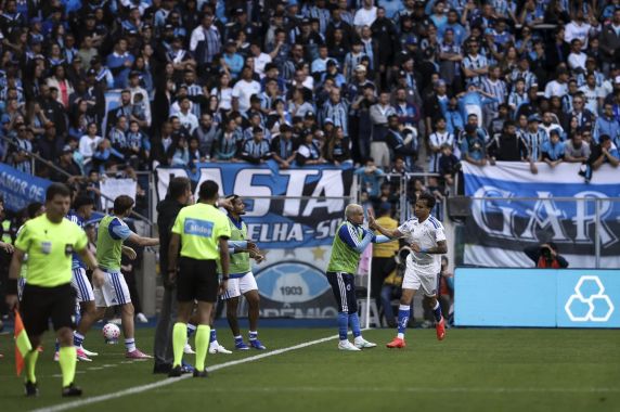 Grêmio erra demais, leva virada do Cruzeiro e afunda no Z-4 do Brasileirão