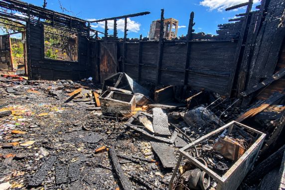 Fogo atingiu todos os cômodos do imóvel e parte do telhado de uma casa vizinha. Bombeiros utilizaram aproximadamente 11 mil litros de água para controlar as chamas.