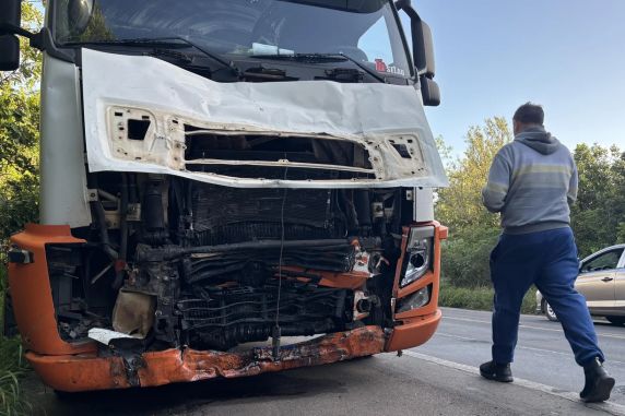 Motorista morre em colisão frontal entre carro e carreta na ERS-118, em Viamão - foto 2