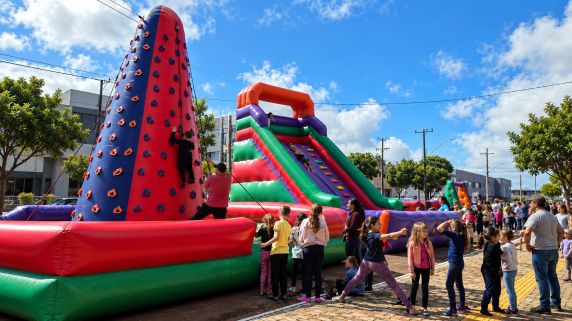 Programação promovida pela Secretaria de Educação reuniu estudantes na Praça João Saffi