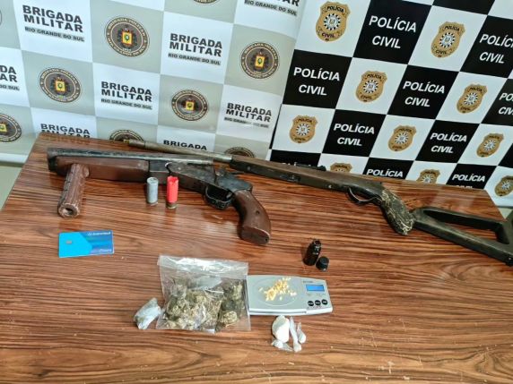 Operação conjunta da Polícia Civil e Brigada Militar resultou na apreensão de drogas, armas de fogo e na recuperação de um notebook furtado