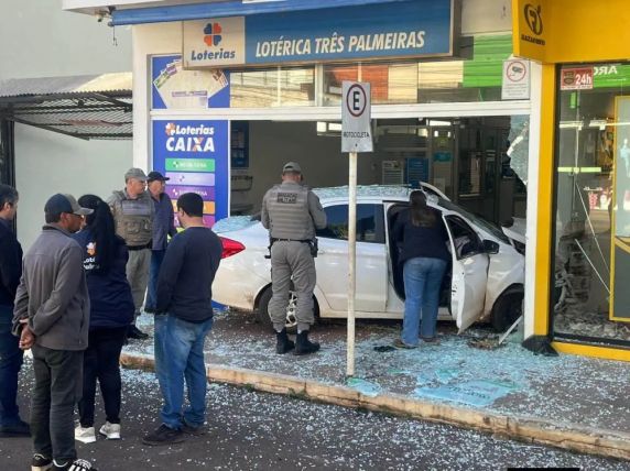 Condutora foi socorrida após o veículo atingir uma lotérica e uma loja de informática na Avenida Independência; suspeita inicial é de mal súbito