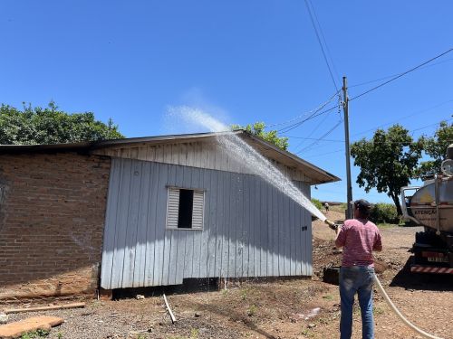 Familiares, vizinhos e amigos ajudaram a conter as chamas; suspeita é de que o fogo tenha começado em uma fritadeira elétrica