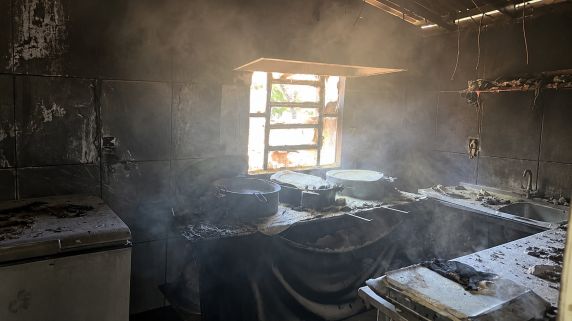 Familiares, vizinhos e amigos ajudaram a conter as chamas; suspeita é de que o fogo tenha começado em uma fritadeira elétrica