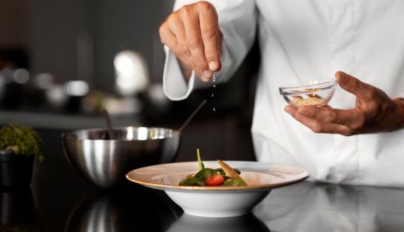 Docente do UniSenac - Porto Alegre, chef Bruno Ivanoff destaca a importância do planejamento, da gestão de equipes e da criatividade na rotina dos profissionais da gastronomia