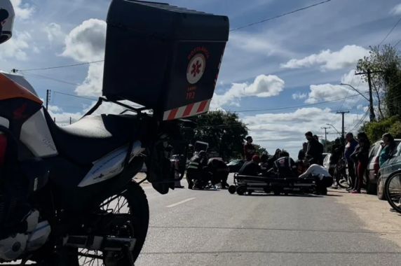 Acidente na Rua Mário Peiruque aconteceu na tarde de terça-feira; Jonathan Botelho e Jorge Luís Teixeira foram socorridos pelo Samu