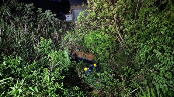Acidente ocorreu na Linha Salto, em Santo Cristo; veículo caiu em um desnível de aproximadamente seis metros