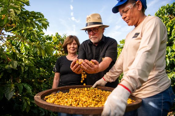 Último episódio de “8 Décadas, 8 Histórias” apresenta a trajetória de associados da Fazenda Guariroba e mostra como tradição, inovação e cooperação ajudam a preparar o futuro