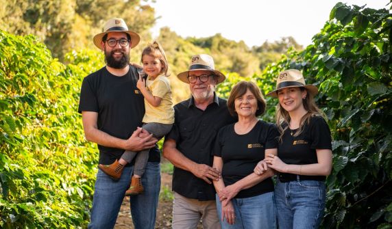 Último episódio de “8 Décadas, 8 Histórias” apresenta a trajetória de associados da Fazenda Guariroba e mostra como tradição, inovação e cooperação ajudam a preparar o futuro