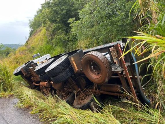 Condutor não feriu. Acidente ocorreu por volta de 13h45min desta quarta-feira (21)