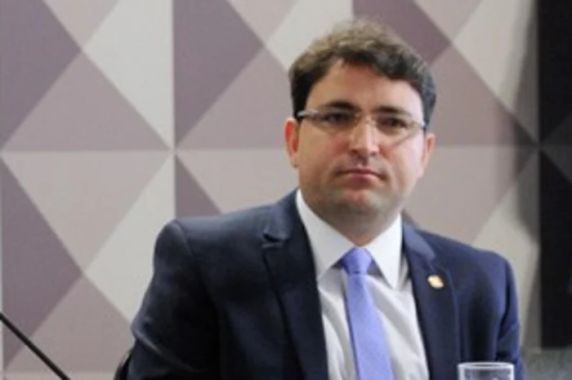 Espaço oculto com porta blindada, localizado atrás de um painel de madeira, foi encontrado em agosto após uma denúncia anônima