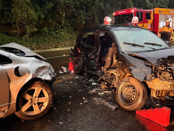 Colisão envolveu seis pessoas na noite desta quarta-feira (21), em Cordilheira Alta; vítimas ficaram presas em um dos veículos e precisaram ser retiradas pelos bombeiros