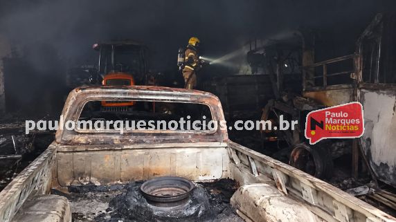 Fogo atingiu uma caminhonete F-1000, um trator CBT e bags de sementes na manhã desta quinta-feira (22)