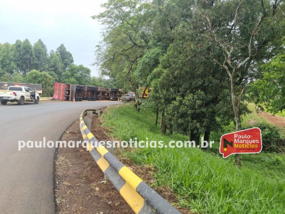 Carreta carregada de milho tomba no trevo da BR-472 em Três de Maio - foto 3