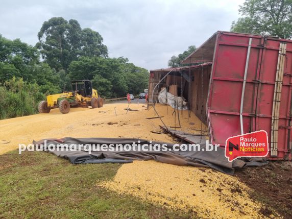 Carreta carregada de milho tomba no trevo da BR-472 em Três de Maio - foto 2