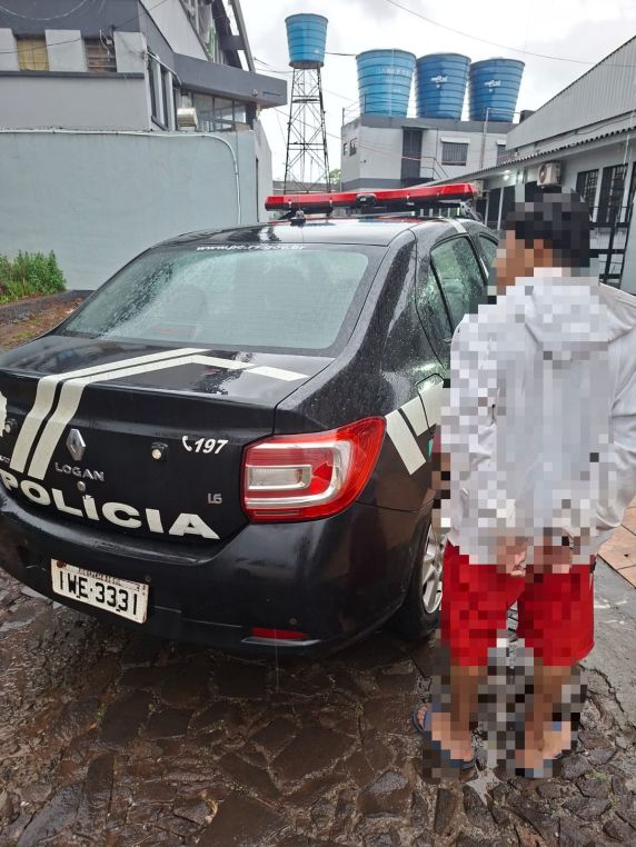 Policiais apreenderam porções de substância semelhante à cocaína durante o cumprimento de mandado de busca em uma residência