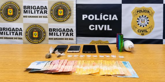 Policiais apreenderam porções de substância semelhante à cocaína durante o cumprimento de mandado de busca em uma residência