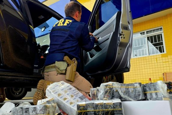 Produtos importados do Paraguai sem autorização da Anvisa eram transportados em veículo com placas do Paraná; motorista de 26 anos foi preso em flagrante