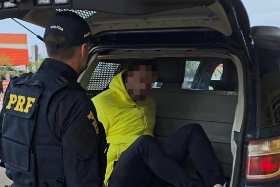 Produtos importados do Paraguai sem autorização da Anvisa eram transportados em veículo com placas do Paraná; motorista de 26 anos foi preso em flagrante