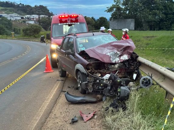 Segundo a Polícia Militar Rodoviária, Fiat Strada invadiu a pista contrária; motorista sofreu escoriações