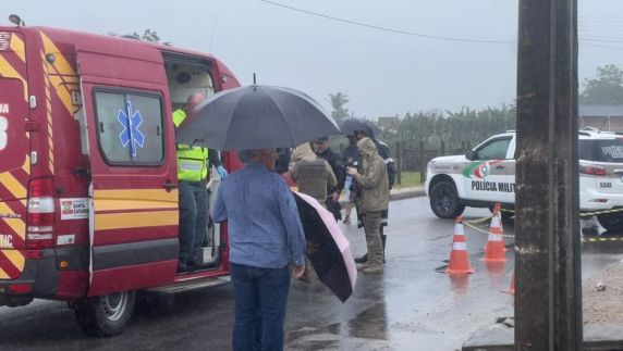 Funcionário contou como reagiu ao suspeito que pulou o muro da unidade escolar; homem morreu após confronto com a Polícia Militar