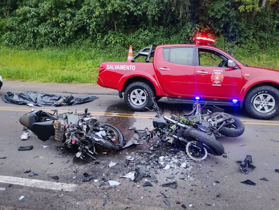Colisão entre duas motocicletas deixa dois mortos na BR-116, em Picada Café - foto 2