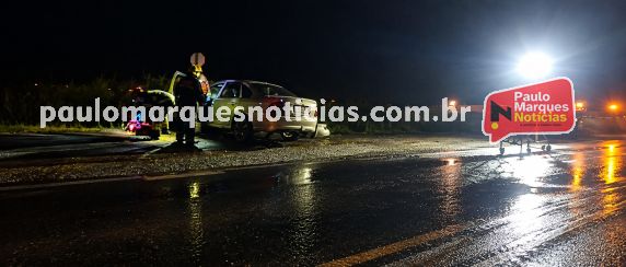 Acidente ocorreu na madrugada deste sábado (24), nas proximidades do Complexo Thomé. Condutor de um Vectra, de 54 anos, foi socorrido pelo Corpo de Bombeiros e encaminhado ao hospital.