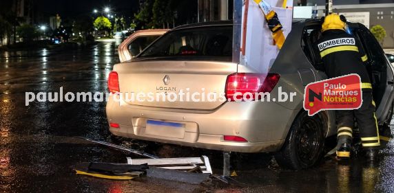 Acidente ocorreu na madrugada deste sábado (24), na Avenida Santa Rosa; vítimas foram socorridas pelo Corpo de Bombeiros e SAMU e encaminhadas ao Hospital São Vicente de Paulo