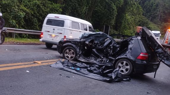 Colisão entre Golf e caminhão ocorreu na madrugada deste sábado (24), no bairro Maria Goretti; feridos foram encaminhados ao Hospital Tacchini