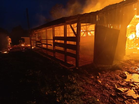 Incêndio destrói galpão de 150 metros quadrados no interior de Campina das Missões - foto 2
