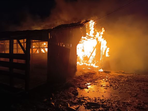 Incêndio destrói galpão de 150 metros quadrados no interior de Campina das Missões - foto 3