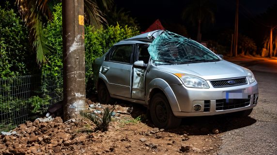 Um dos ocupantes do Ford Fiesta sofreu ferimentos mais graves e foi socorrido pelo SAMU; outras duas vítimas receberam atendimento dos Bombeiros Voluntários.