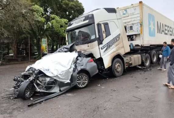 Acidente ocorreu na manhã deste domingo (25), nas proximidades do posto da Polícia Rodoviária Federal, no Oeste de Santa Catarina.