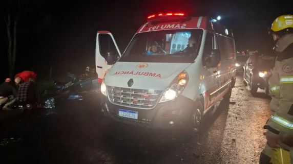 Vítimas de 18 e 26 anos morreram no local da colisão, registrada na noite de domingo (25). Motorista da carreta ficou preso às ferragens e foi encaminhado para atendimento médico.