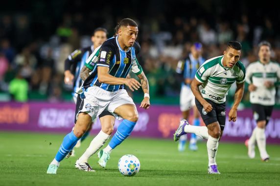 Tricolor marcou com Braithwaite e chegou aos 34 pontos na tabela, um atrás do Inter, o primeiro time fora do Z-4