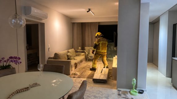 Incêndio em apartamento foi controlado por moradores do edifício com extintores do condomínio