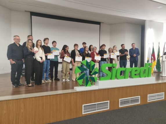 Curso gratuito reuniu 21 participantes de diferentes idades; formatura foi realizada na noite de terça-feira (27), no Auditório da Sicredi Confiança