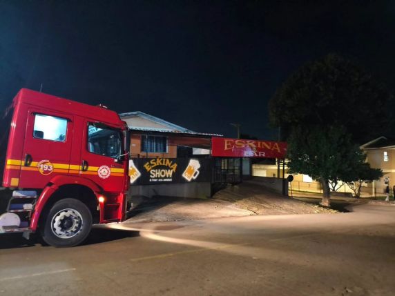 Coquetel Molotov é arremessado contra telhado de bar em Passo Fundo