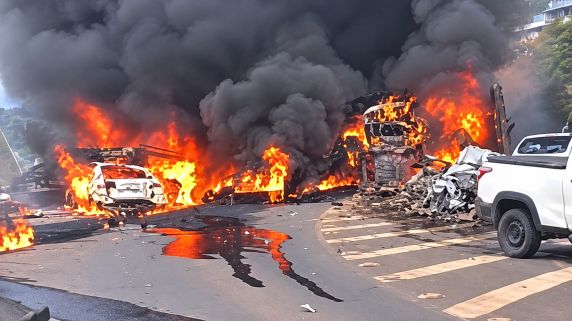 Acidente ocorreu nesta terça-feira (27), no Meio-Oeste catarinense. Caminhão carregado com bobinas perdeu o controle ao descer uma serra.