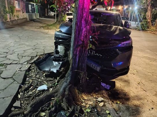 Porta de carro fica grudada em contêiner após capotamento no bairro Santa Cecília, em Porto Alegre - foto 3