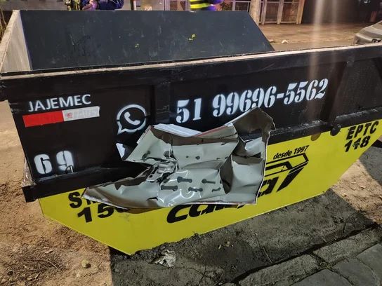 Porta de carro fica grudada em contêiner após capotamento no bairro Santa Cecília, em Porto Alegre - foto 2