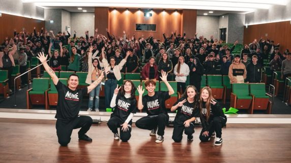 Espetáculo NU ME reúne mais de 300 jovens e promove reflexão sobre bullying e preconceito por meio da dança
