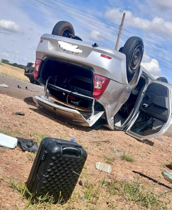 Renault Logan capotou após o impacto na localidade de Esquina do Ivaí, entre São Luiz Gonzaga e Bossoroca