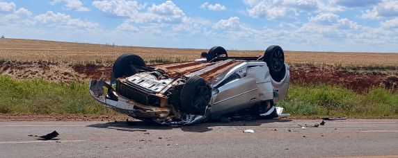 Renault Logan capotou após o impacto na localidade de Esquina do Ivaí, entre São Luiz Gonzaga e Bossoroca