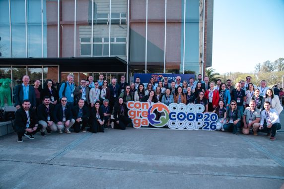 Comitiva apresenta experiências da Fenasoja e participa de debates sobre sustentabilidade, inovação e oportunidades de negócios no Mercosul durante congresso em Córdoba, na Argentina.