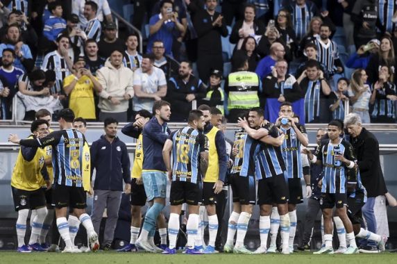 Grêmio vence o Athletico-PR com gols de bola parada e deixa o Z-4 do Brasileirão