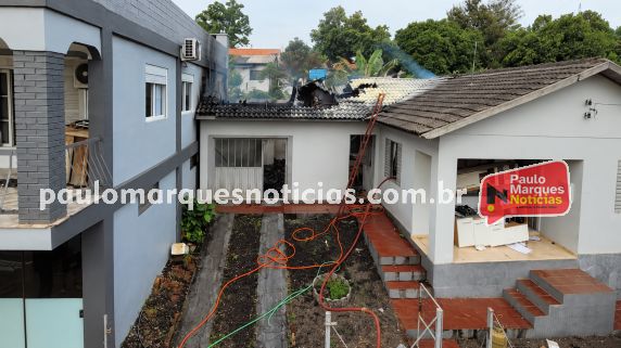 Bombeiros de Três de Maio controlaram as chamas e impediram que o fogo se espalhasse por toda a casa
