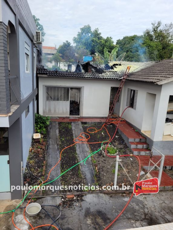 Incêndio atinge residência no Centro de Boa Vista do Buricá - foto 3